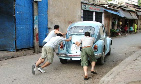 Cách kích nổ xe khi xe hết bình trên đường