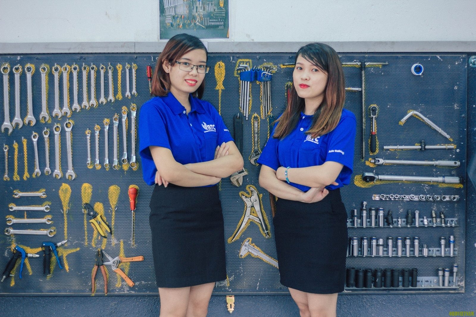 “Ngất ngây” với hình ảnh 2 nữ kỹ thuật viên đọc lỗi xe máy