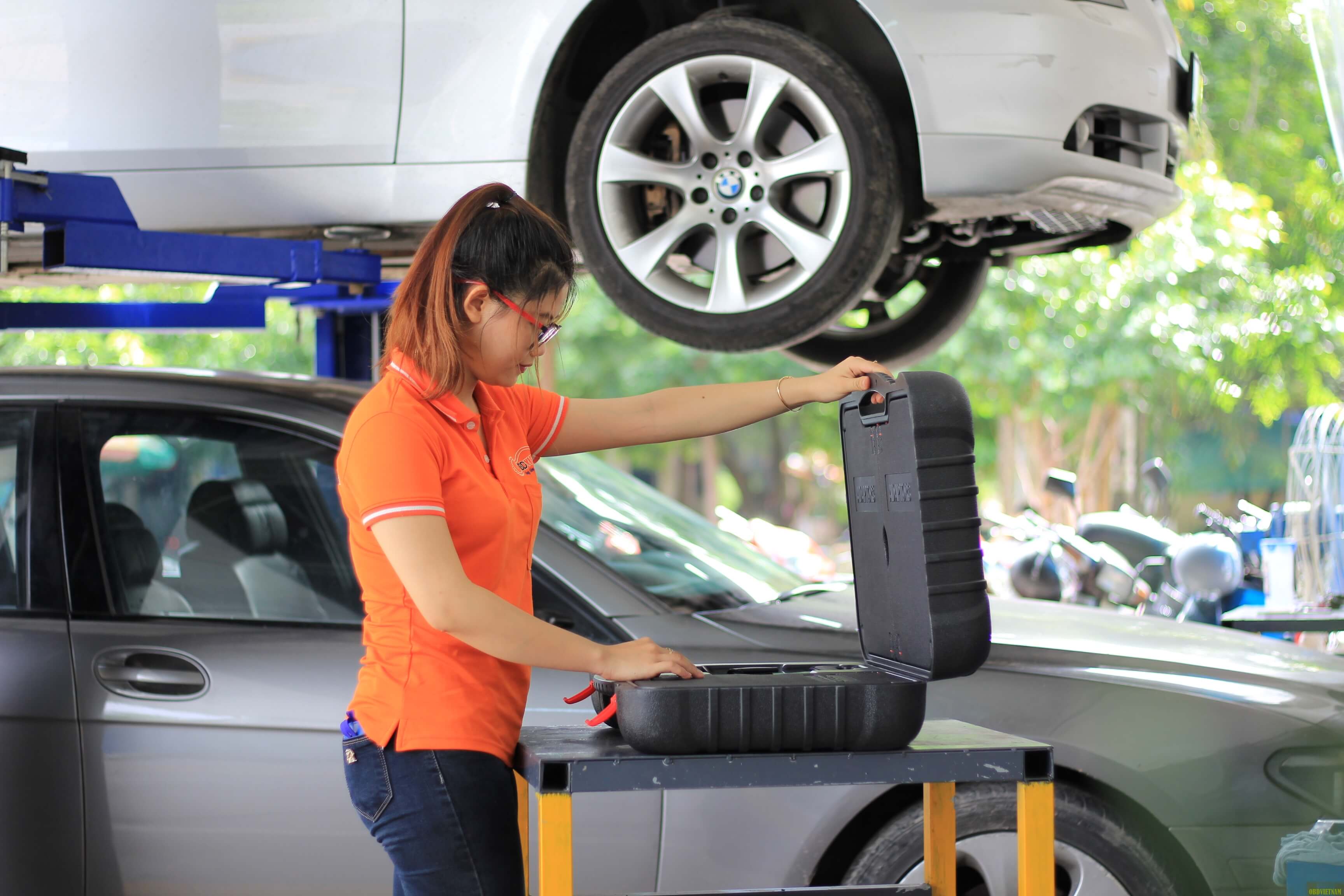 Sot-voi-bo-anh-Nhan-vien-nu-OBD-Viet-Nam-cung-Autel-MS906-obdvietnam2