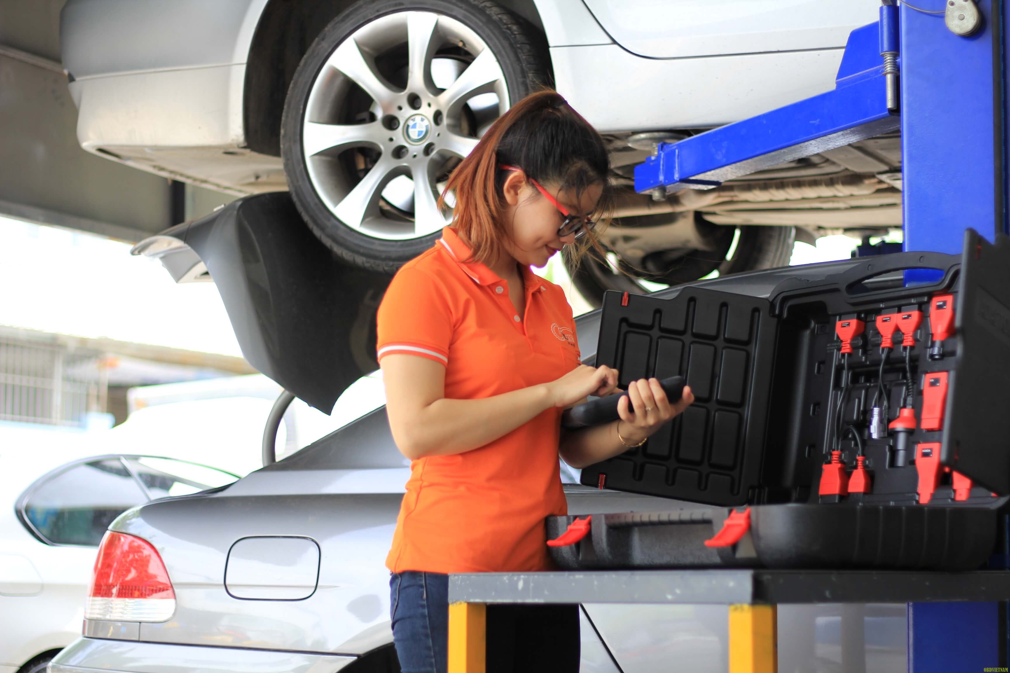Sot-voi-bo-anh-Nhan-vien-nu-OBD-Viet-Nam-cung-Autel-MS906-obdvietnam3