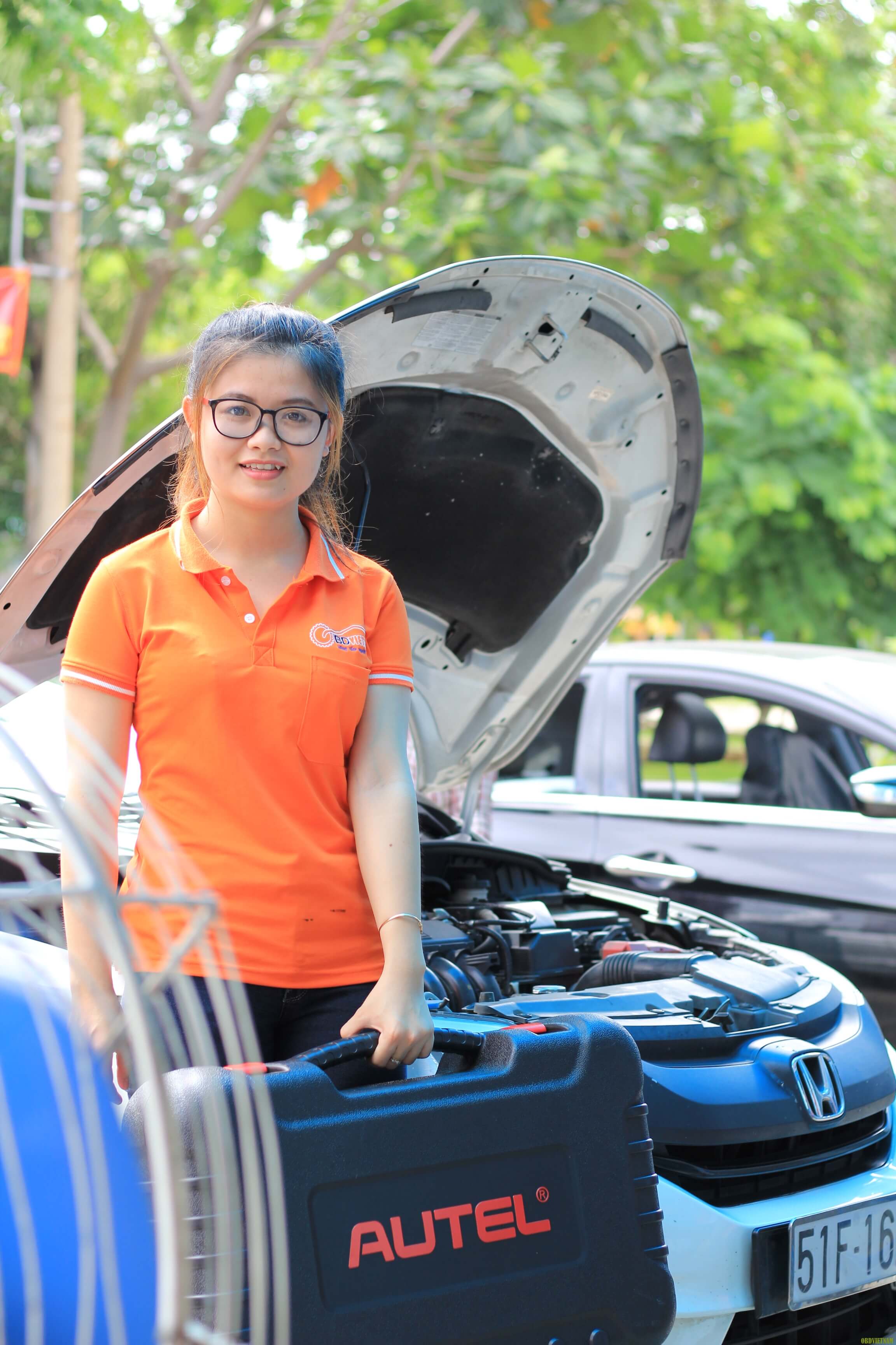 Sot-voi-bo-anh-Nhan-vien-nu-OBD-Viet-Nam-cung-Autel-MS906-obdvietnam8