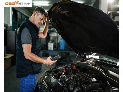 Sử dụng máy chẩn đoán khắc phục lỗi ô tô